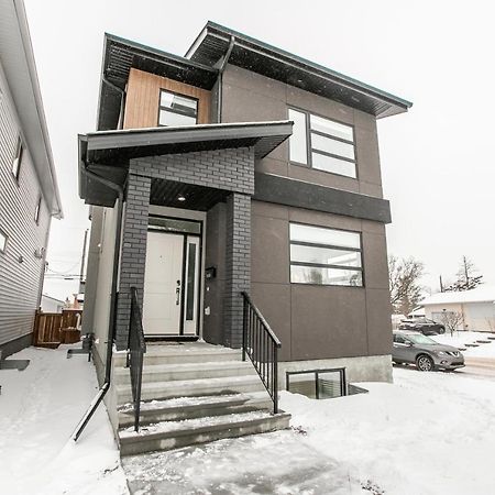 Bright Modern Home - King Bed - Free Parking - Fireplace - Fast Wi-Fi - Free Netflix Edmonton Ngoại thất bức ảnh
