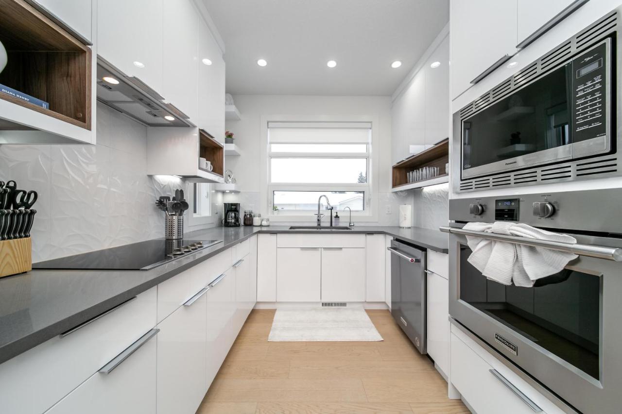 Bright Modern Home - King Bed - Free Parking - Fireplace - Fast Wi-Fi - Free Netflix Edmonton Ngoại thất bức ảnh