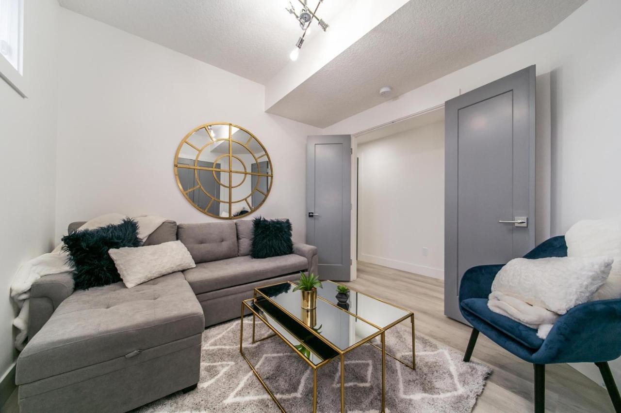 Bright Modern Home - King Bed - Free Parking - Fireplace - Fast Wi-Fi - Free Netflix Edmonton Ngoại thất bức ảnh