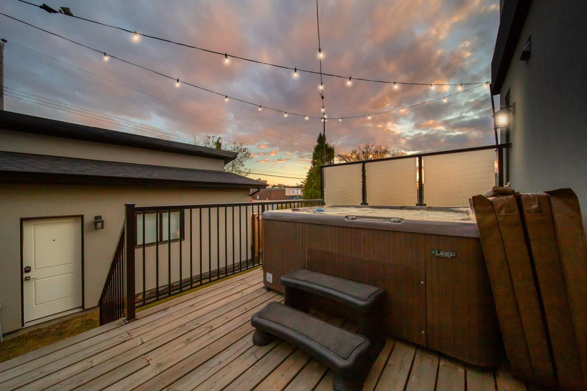 Bright Modern Home - King Bed - Free Parking - Fireplace - Fast Wi-Fi - Free Netflix Edmonton Ngoại thất bức ảnh
